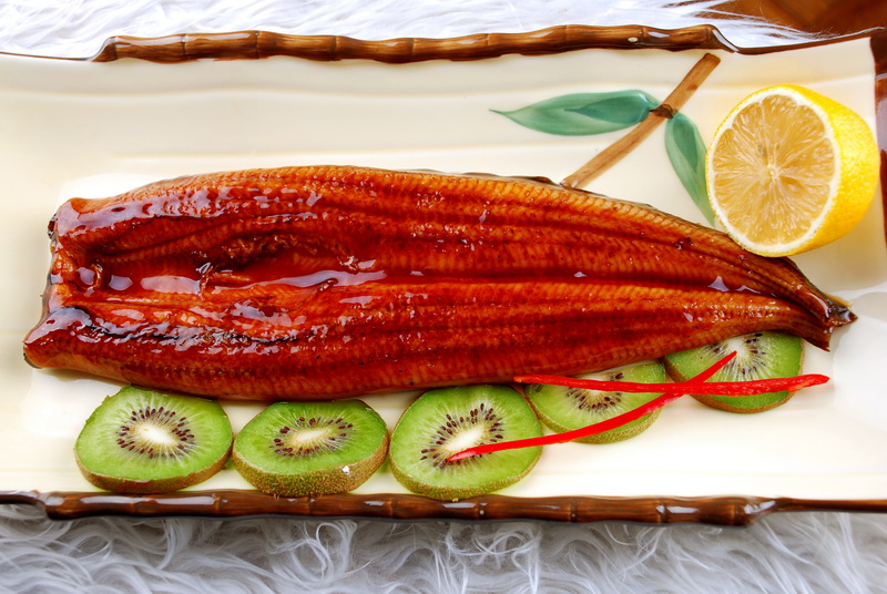 無頭背開蒲燒鰻魚是以東京為首的日本關(guān)東地區(qū)的傳統(tǒng)美食。在生產(chǎn)過程中，將鰻魚以“背開剖鰻法”切開，且去掉鰻魚的頭部，再配以專用醬料精制成美味的烤鰻產(chǎn)品。這種方法生產(chǎn)出的烤鰻鹽甜兼顧，口感柔軟，芳香四溢。